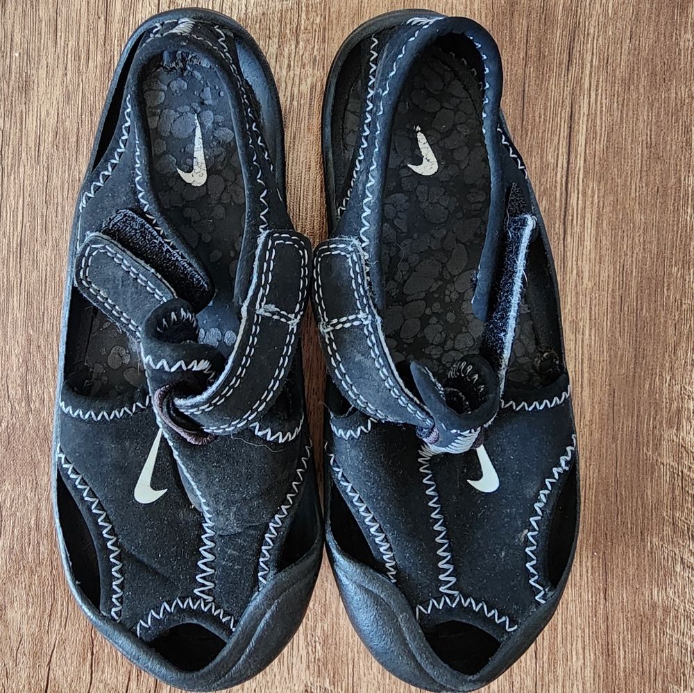 Nike toddler water shoe/closed sandal